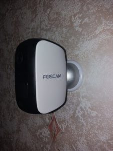 caméra IP Foscam E1 install 1 e1532546646422 225x300 - Test de la caméra IP Foscam E1 sans fils